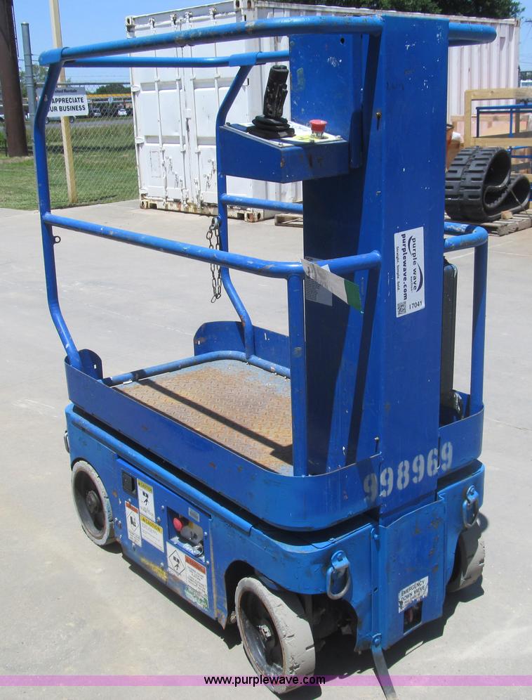 image for item I7041 2007 Up Right TM12 self-propelled lift