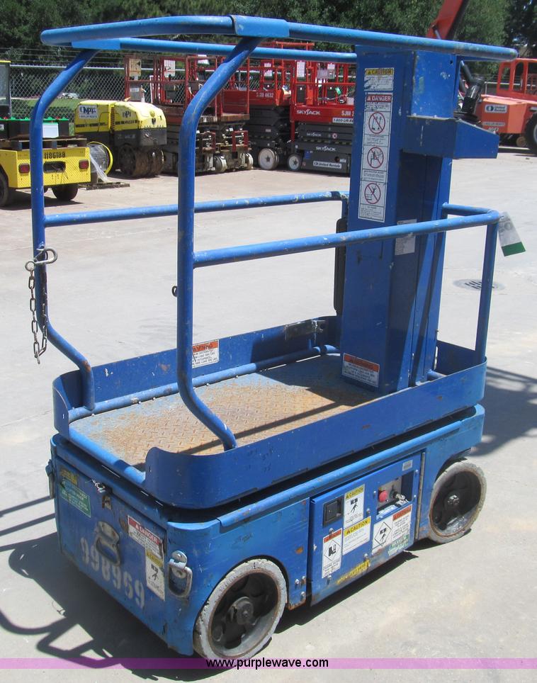 image for item I7041 2007 Up Right TM12 self-propelled lift