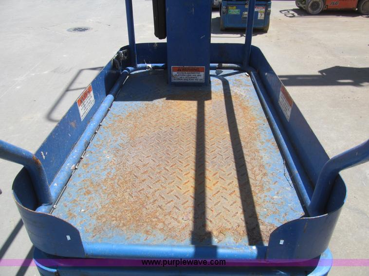 image for item I7041 2007 Up Right TM12 self-propelled lift