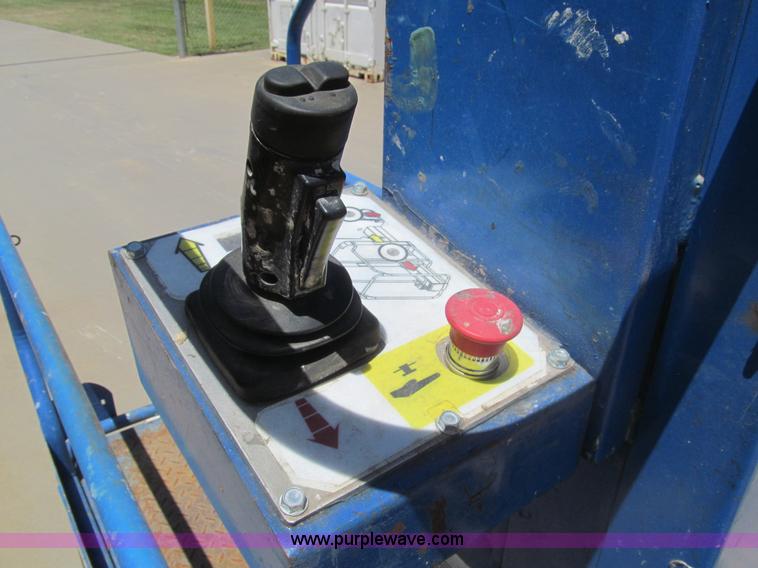 image for item I7041 2007 Up Right TM12 self-propelled lift