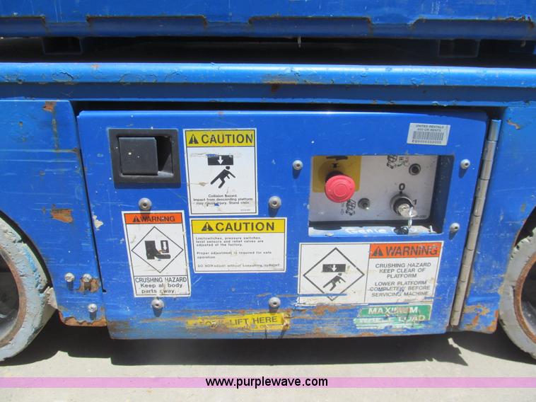 image for item I7041 2007 Up Right TM12 self-propelled lift