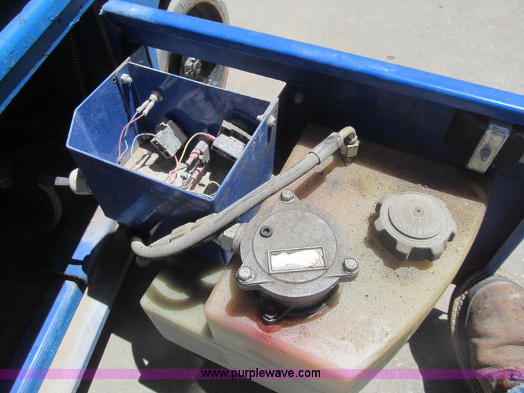 image for item I7041 2007 Up Right TM12 self-propelled lift