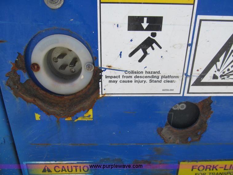 image for item I7041 2007 Up Right TM12 self-propelled lift