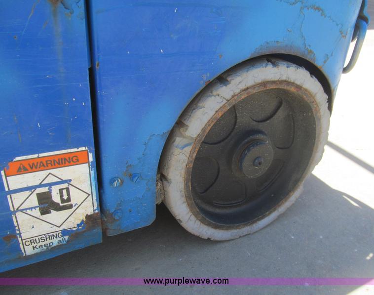 image for item I7041 2007 Up Right TM12 self-propelled lift