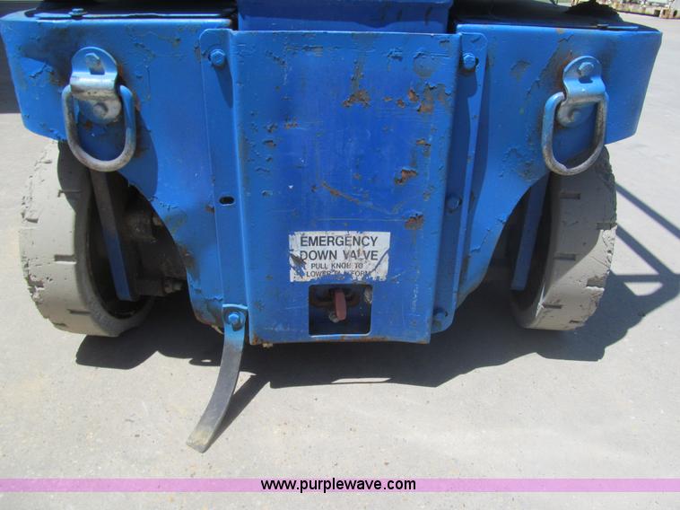 image for item I7041 2007 Up Right TM12 self-propelled lift