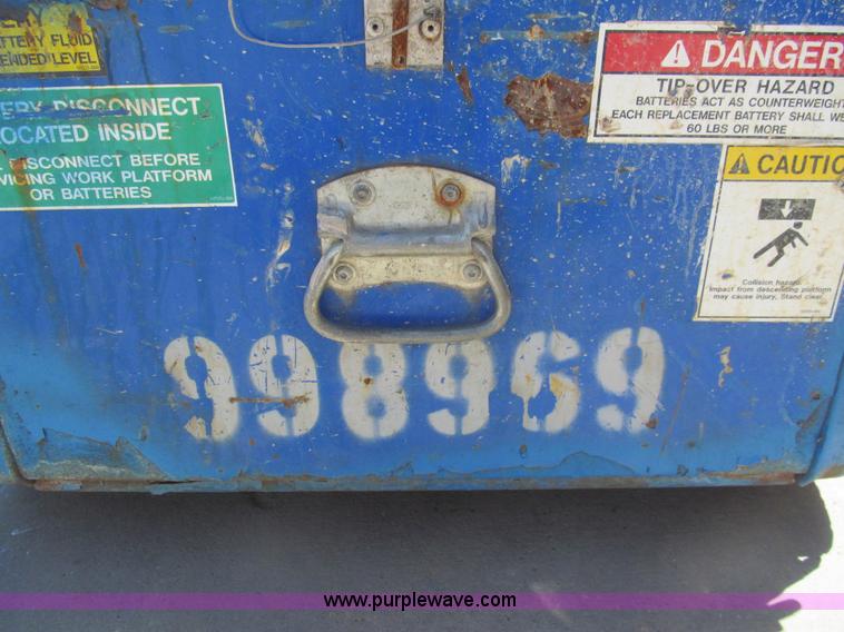 image for item I7041 2007 Up Right TM12 self-propelled lift