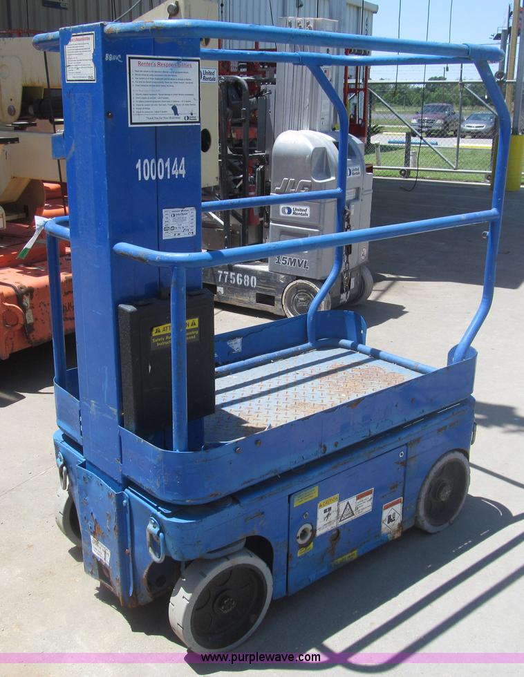 image for item I7042 2007 Up Right TM12 self-propelled lift