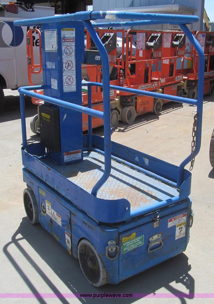 image for item I7042 2007 Up Right TM12 self-propelled lift