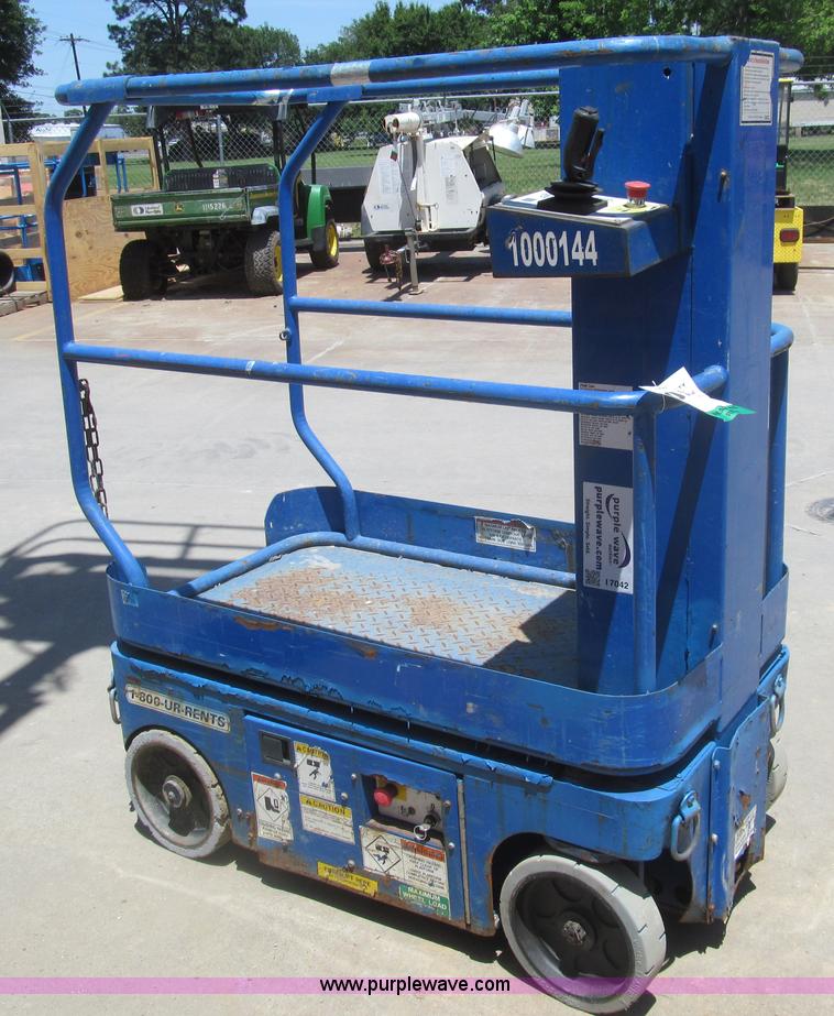 image for item I7042 2007 Up Right TM12 self-propelled lift