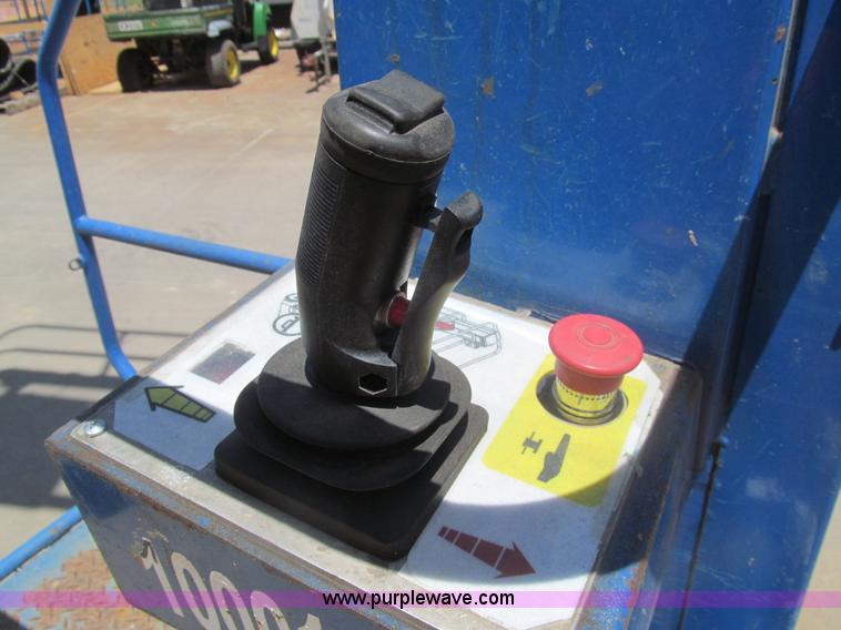 image for item I7042 2007 Up Right TM12 self-propelled lift