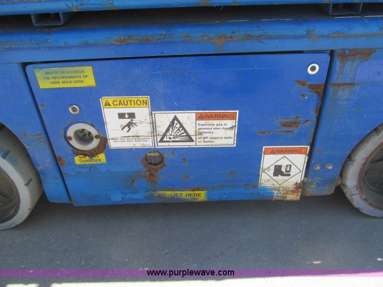 image for item I7042 2007 Up Right TM12 self-propelled lift