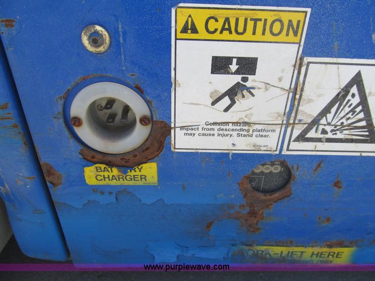 image for item I7042 2007 Up Right TM12 self-propelled lift