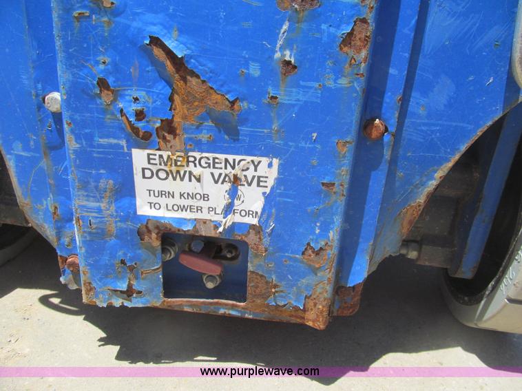 image for item I7042 2007 Up Right TM12 self-propelled lift