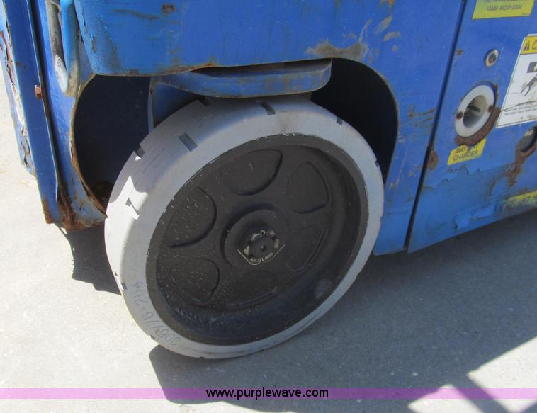 image for item I7042 2007 Up Right TM12 self-propelled lift