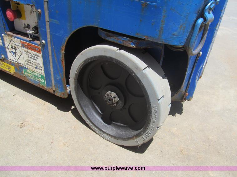 image for item I7042 2007 Up Right TM12 self-propelled lift