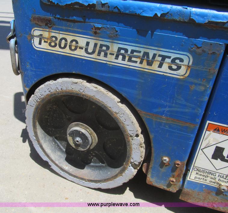 image for item I7042 2007 Up Right TM12 self-propelled lift