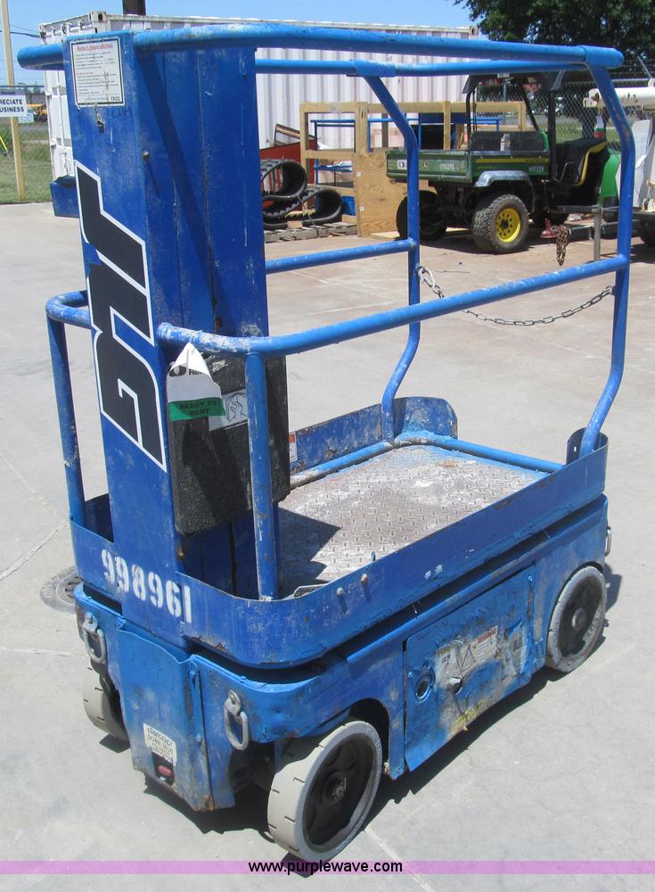 image for item I7043 2007 Up Right TM12 self-propelled lift