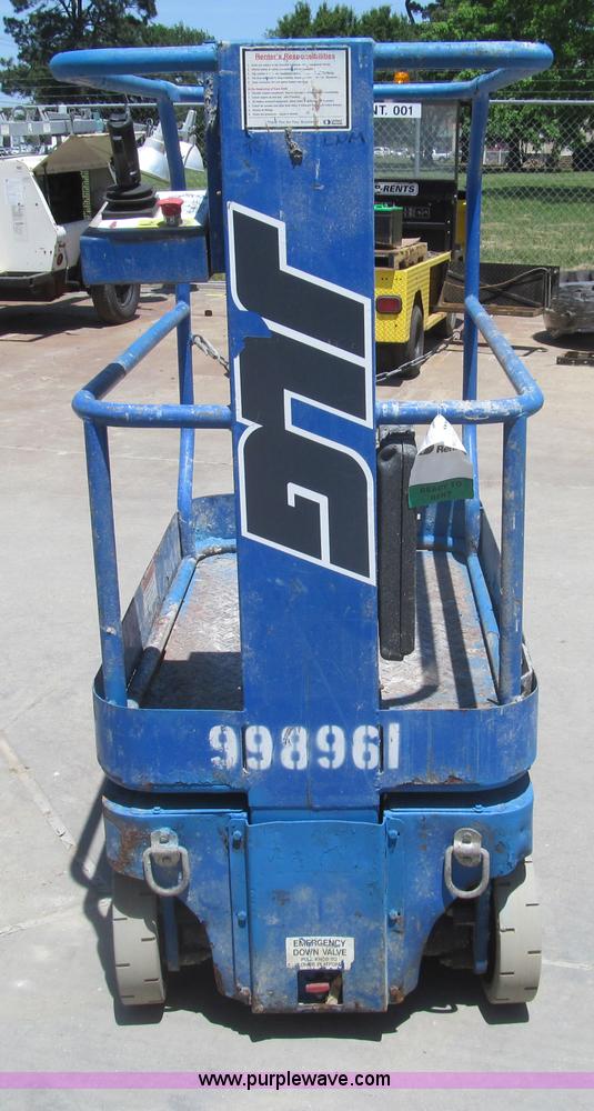 image for item I7043 2007 Up Right TM12 self-propelled lift