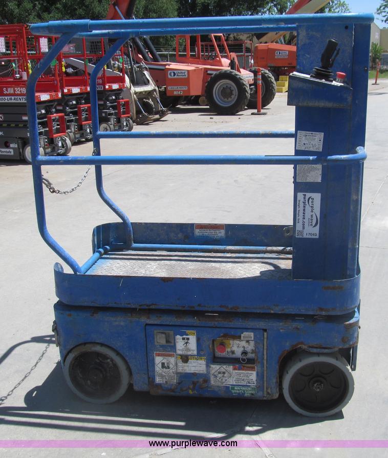 image for item I7043 2007 Up Right TM12 self-propelled lift