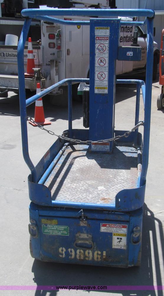 image for item I7043 2007 Up Right TM12 self-propelled lift