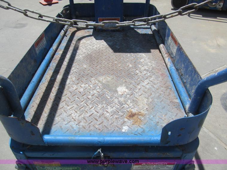 image for item I7043 2007 Up Right TM12 self-propelled lift