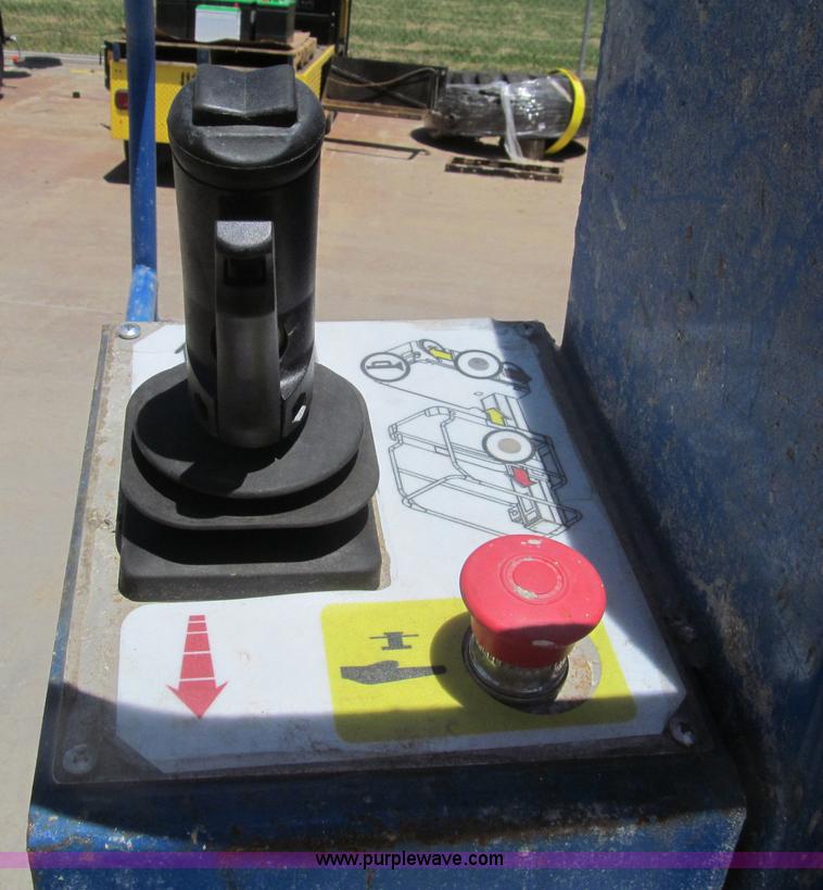 image for item I7043 2007 Up Right TM12 self-propelled lift