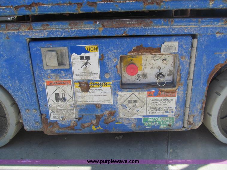 image for item I7043 2007 Up Right TM12 self-propelled lift