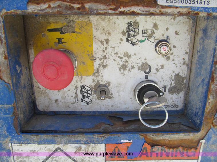 image for item I7043 2007 Up Right TM12 self-propelled lift