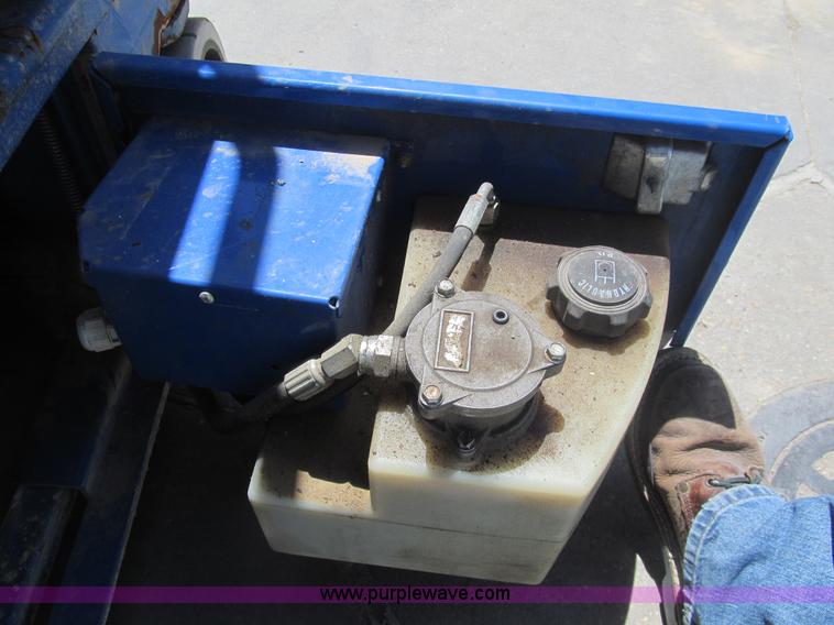 image for item I7043 2007 Up Right TM12 self-propelled lift