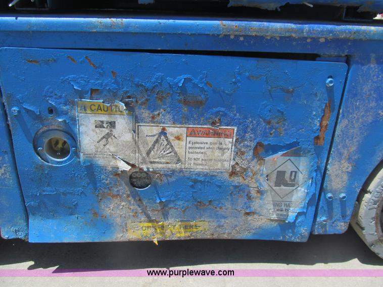 image for item I7043 2007 Up Right TM12 self-propelled lift