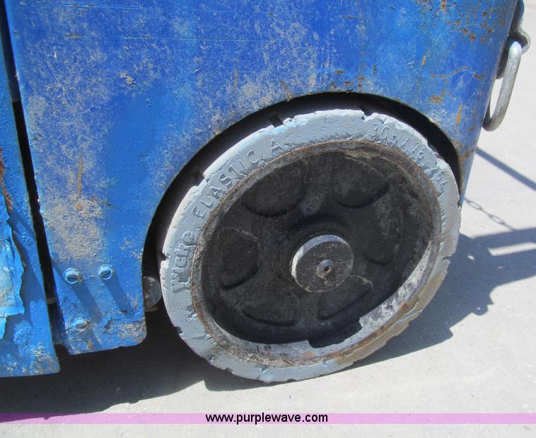 image for item I7043 2007 Up Right TM12 self-propelled lift