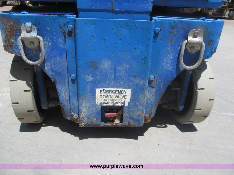 image for item I7043 2007 Up Right TM12 self-propelled lift