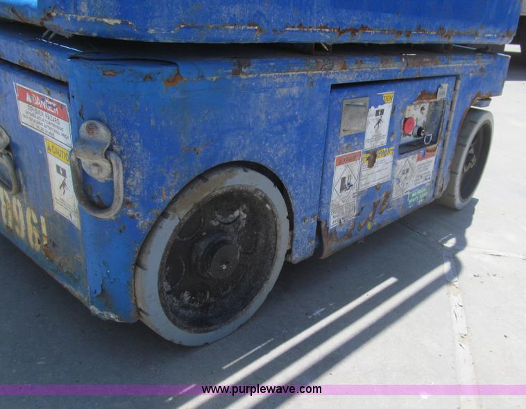 image for item I7043 2007 Up Right TM12 self-propelled lift