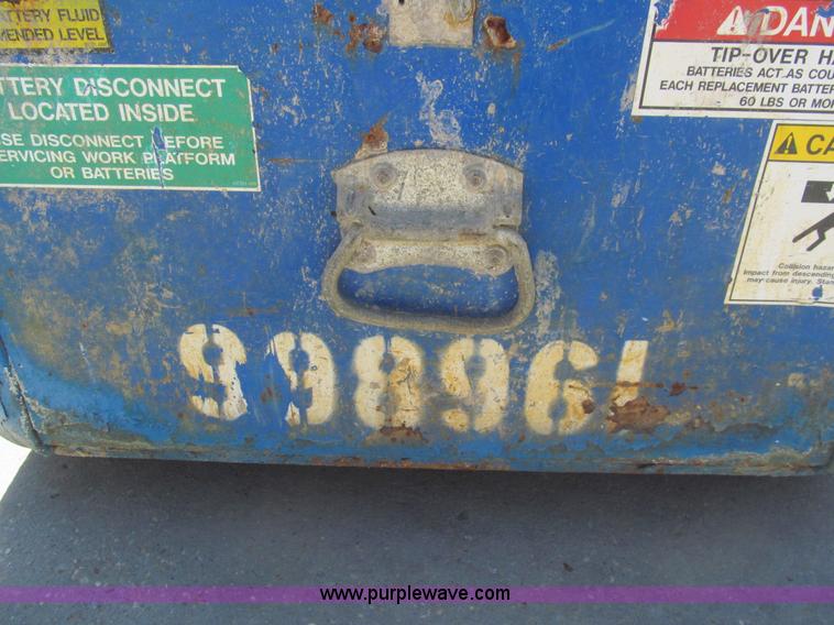 image for item I7043 2007 Up Right TM12 self-propelled lift