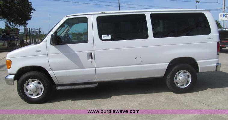 image for item I7044 2007 Ford 946 van