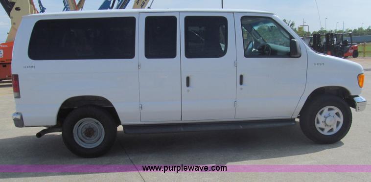 image for item I7044 2007 Ford 946 van