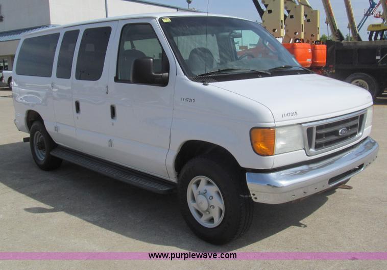 image for item I7044 2007 Ford 946 van