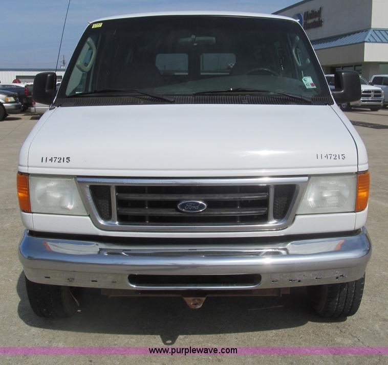 image for item I7044 2007 Ford 946 van