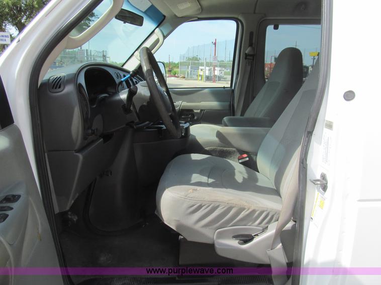 image for item I7044 2007 Ford 946 van
