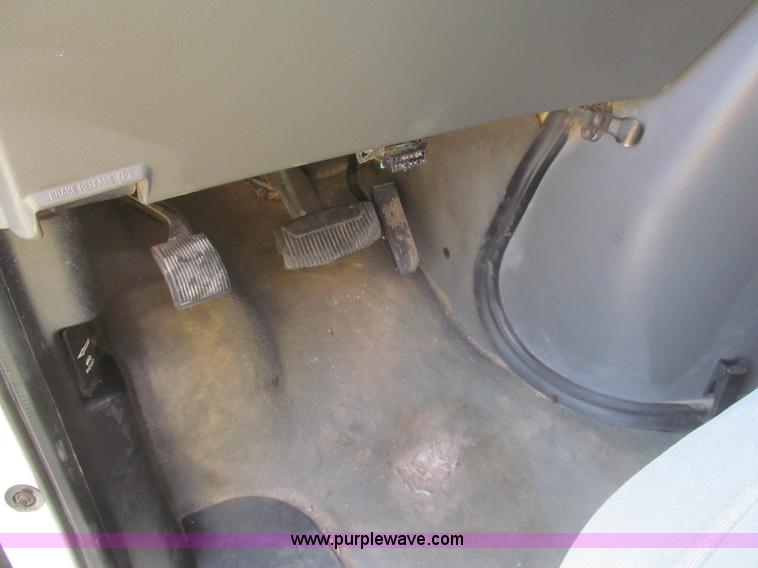 image for item I7044 2007 Ford 946 van