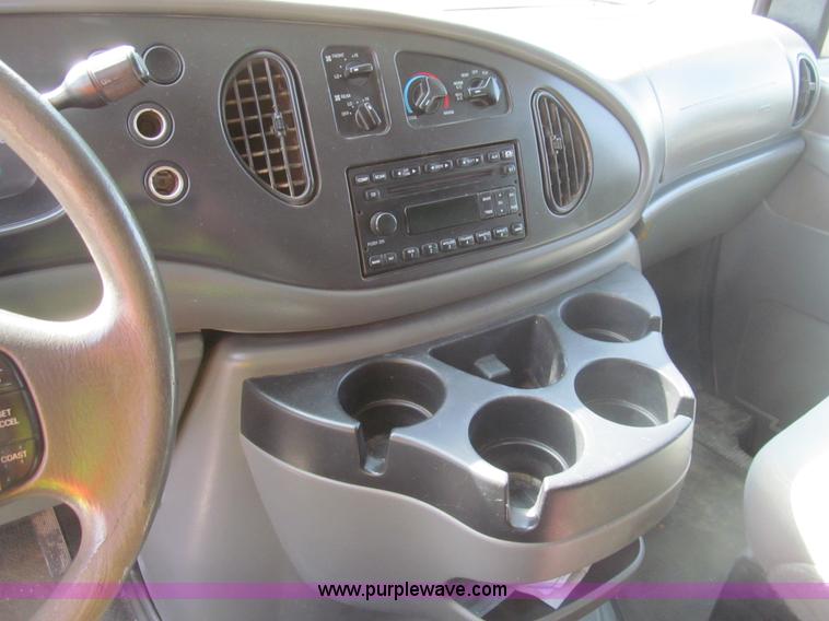 image for item I7044 2007 Ford 946 van