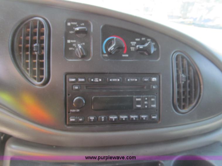 image for item I7044 2007 Ford 946 van