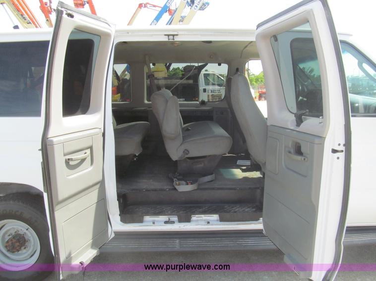 image for item I7044 2007 Ford 946 van