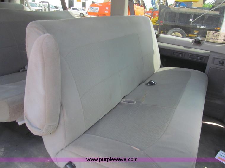 image for item I7044 2007 Ford 946 van