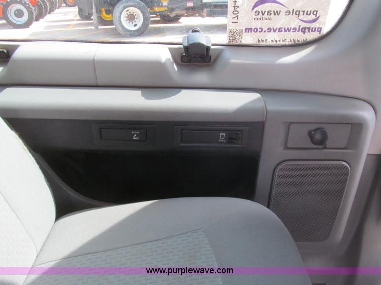 image for item I7044 2007 Ford 946 van