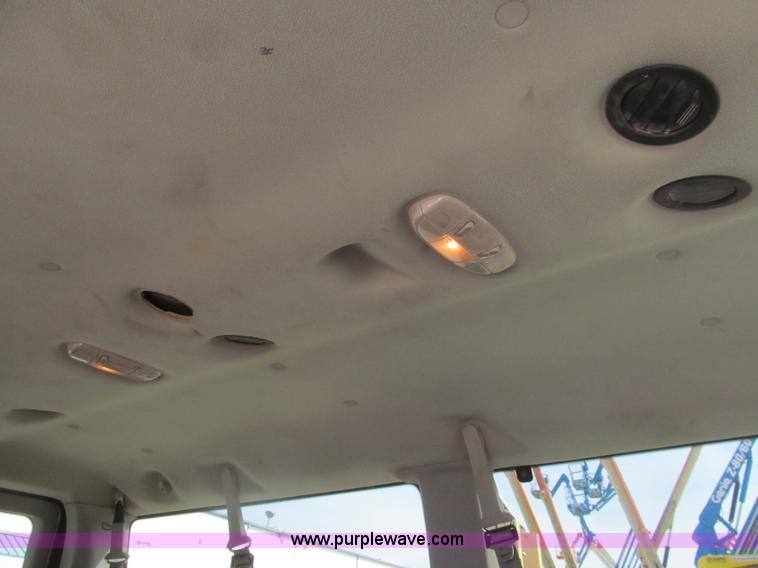 image for item I7044 2007 Ford 946 van