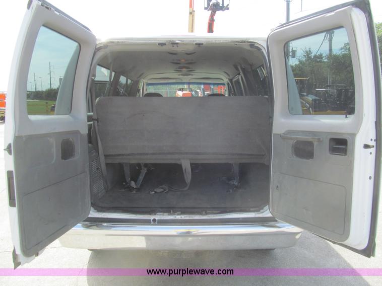 image for item I7044 2007 Ford 946 van