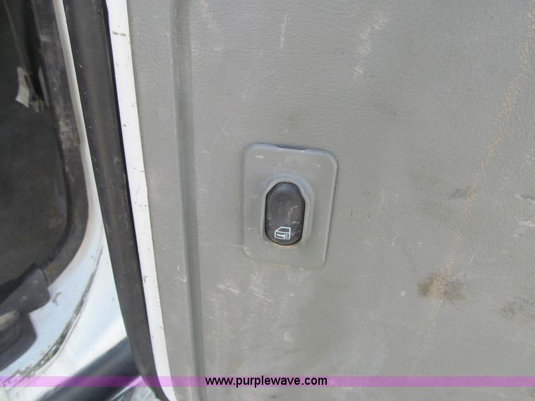 image for item I7044 2007 Ford 946 van