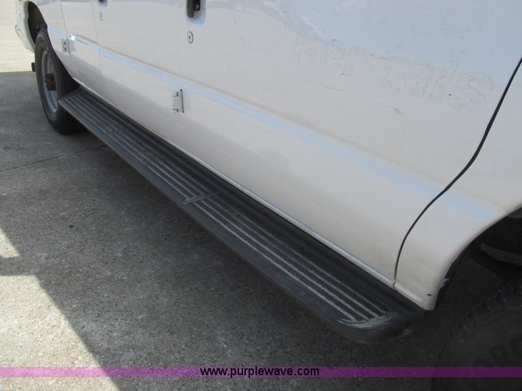 image for item I7044 2007 Ford 946 van