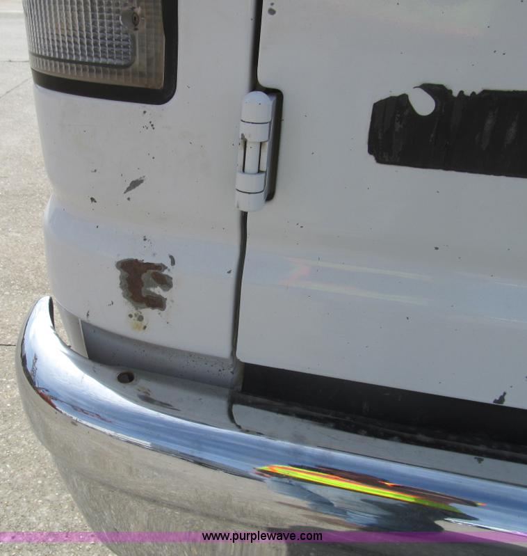 image for item I7044 2007 Ford 946 van